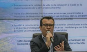 Ministro López entrega guías de gestión ambiental a carteras de Estado y municipalidades